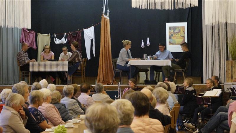 Gottesdienst und Theater auf Platt: Wenn die Meinungen gespalten sind Gut besucht: einer der Plattdeutschen Gottesdienste aus den vergangenen Jahren, unterstützt von der Theatergruppe De Moorpuggen.