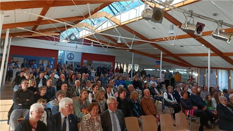 Gut besucht ist bei den Ehrungen die Aula der Grundschule Fredenbeck.