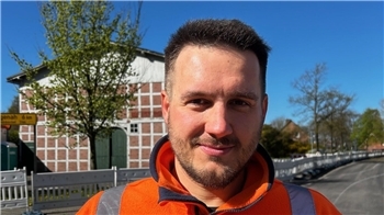 „Gut - das Wetter sorgt dafür, dass wir die aktuelle Vollsperrung im Zuge der B-73-Sanierung in Dündenbüttel sehr pünktlich beenden können.“Lukas Wiener, Bauüberwacher der niedersächsischen Straßenbaubehörde, am Dienstag, 21. April 2026.
