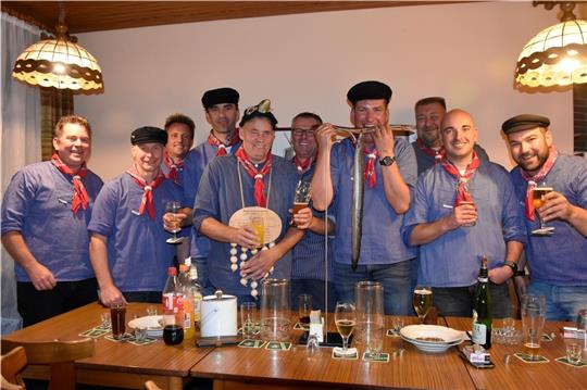 Gut drauf sind die Jungs vom Club „God Ool“ in der Gaststätte Holst beim Aalknobeln auf dem Deich in Estebrügge. Fotos: Felsch