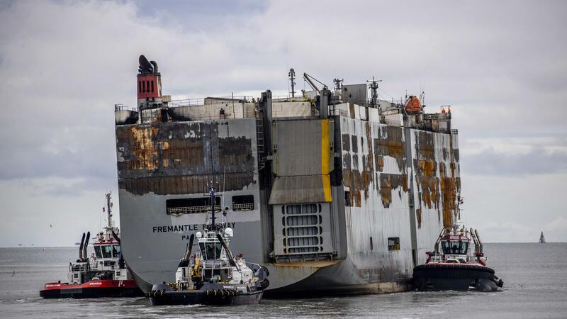 Ein Jahr nach dem Feuer: Noch viele Fragen rund um „Fremantle Highway“ Gut eine Woche nach Ausbruch des Feuers war das etwa 200 Meter lange Schiff zu dem Nordsee-Hafen an der Emsmündung geschleppt worden.