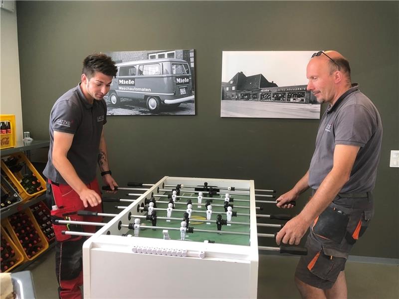 Gut für den Teamgeist - eine Kickerpartie nach Feierabend. Foto: Klempow