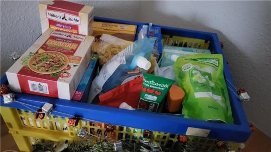 Gut gefüllte Kisten werden nach Weihnachten in der Sammelstelle in Buxtehude verteilt.