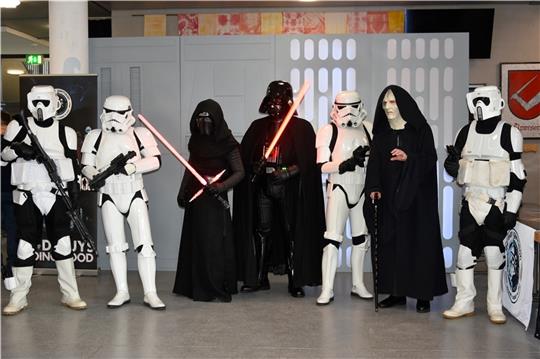 Gut gegen Böse: Mitglieder der deutschen Unterorganisation der 501st Legion German Garrison proben den Aufstand.