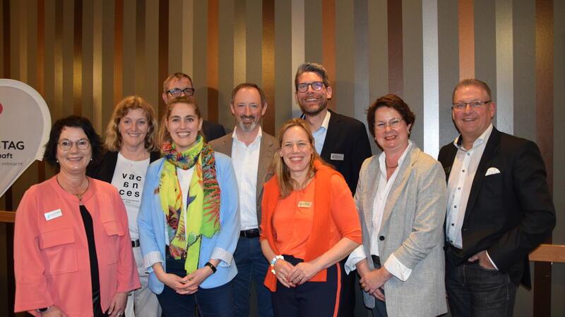 Gut gelaunt stellen sich die Vorstandsmitglieder des Wirtschaftsvereins Buxtehude mit Geschäftsführerin Stefanie Feindt (2. von links) zum Gruppenfoto auf.