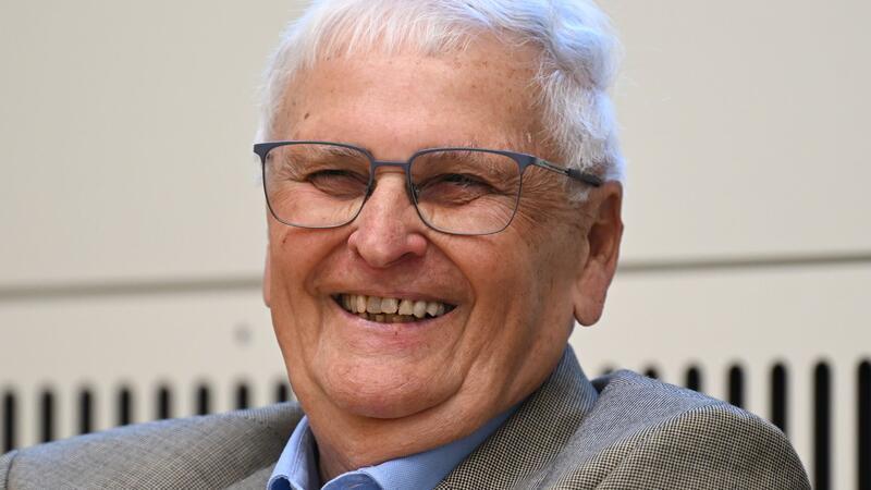 Gericht stellt Sommermärchen-Prozess gegen Zwanziger ein Gut gelaunt vor Gericht: Theo Zwanziger