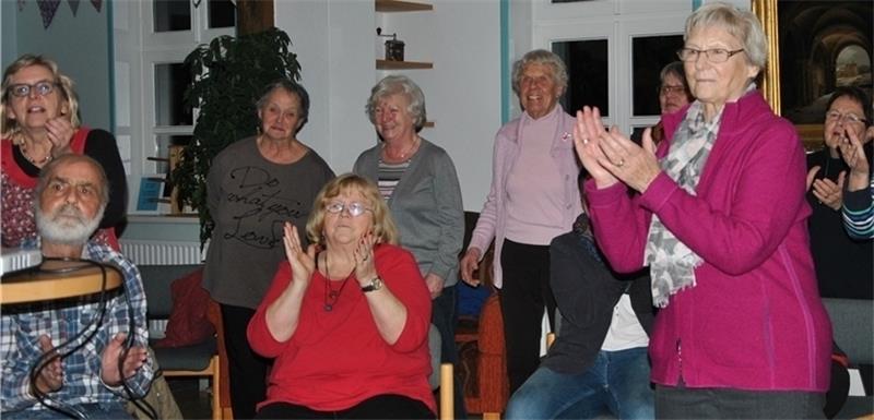 Gut gelaunt zunächst, später ausgelassen, machen alle Besucher beim gemeinsamen Karaoke-Singen im Mehrgenerationenhaus mit. Fotos Lohmann