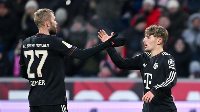 Bayern-Tore nach Real-Spruch: Karls Topstart ins WM-Jahr Gut gemacht, Junge: Konrad Laimer (l) klatscht mit Lennart Karl nach dessen Treffer zum 2:0 für den FC Bayern ab.