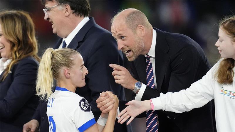 Gut gemacht: Prinz William beglückwünscht Siegtorschützin Chloe Kelly.