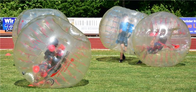 Gut gepolstert und verletzungsfrei foulen – das geht in den Bubble-Balls: begehbare Luftbälle zum Fußball spielen. Sie waren eine Attraktion beim Aktionstag in Harsefeld. Fotos Ahrens