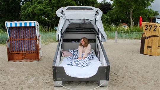 Gut geschlafen? Naja. Sämtliche Umgebungsgeräusche sind im Schlafstrandkorb zu hören.