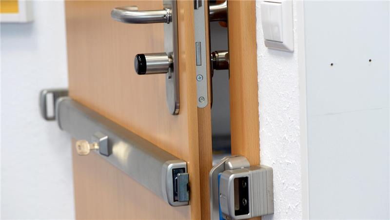 Gut gesichert gegen Einbruch ist die Tür mit einem Querriegelschloss.