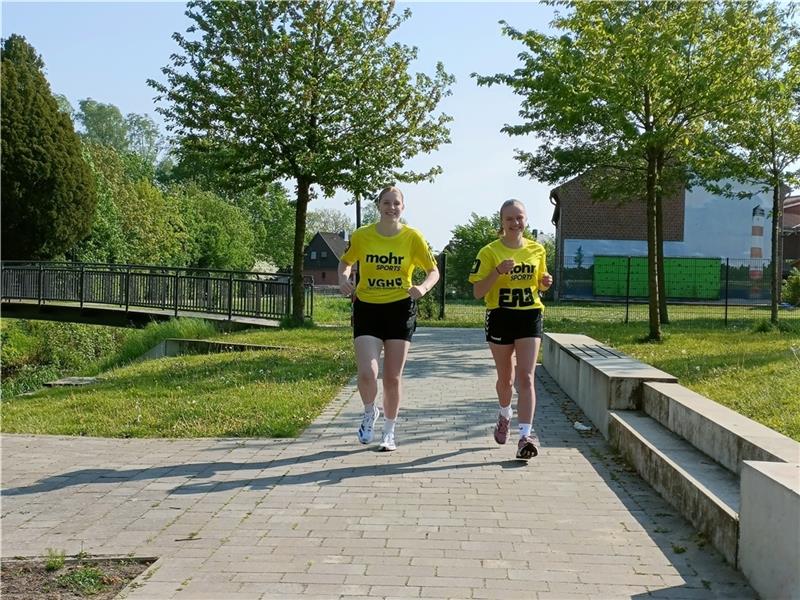 Gut im Training: Tjara Grothmann (links) und Elisabeth Adami freuen sich auf den 24-Stunden-Lauf. Foto: Bisping