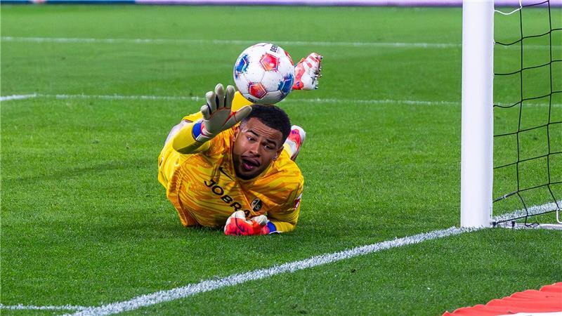 Gut in Form: Noah Atubolu lenkt am Sonntag in Mönchengladbach den Ball um den Pfosten.