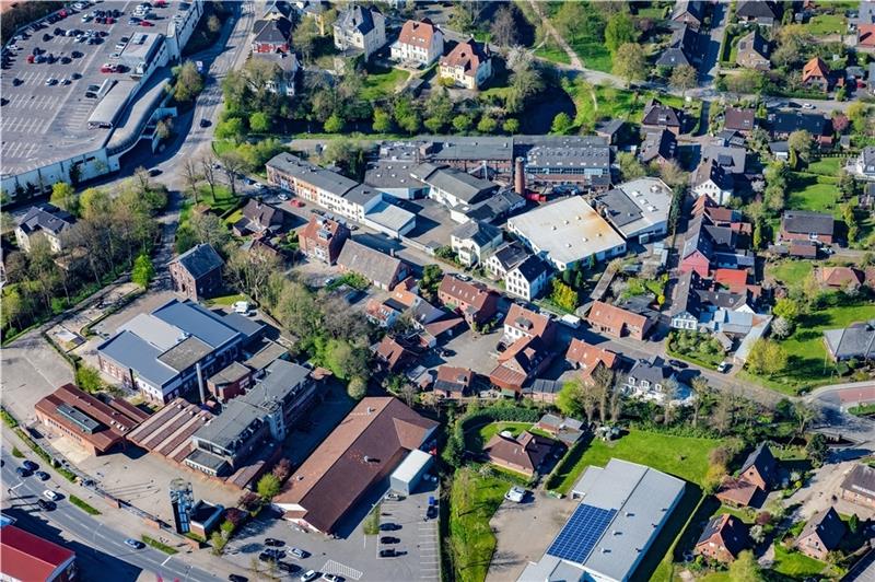 Wohnungen, Café und viel Grün: Architekten planen Fabrikgelände in Stade neu Gut ist (links im Bild) die spitz zulaufende Form des Firmengeländes zu erkennen. Luftfoto: Martin Elsen