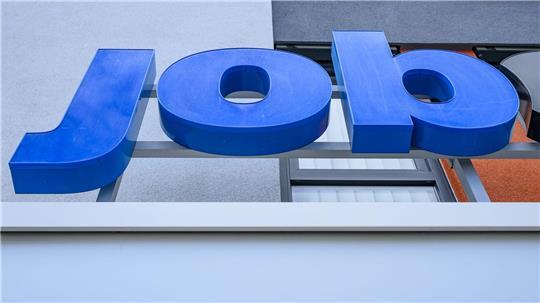 Gut jede und jeder siebte junge Erwerbstätige ist für die ausgeübte Tätigkeit überqualifiziert. (Symbolbild)