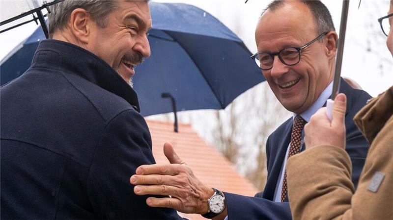 Gut lachen haben CSU-Chef Markus Söder (l) und CDU-Chef Friedrich Merz bei der Winterklausur der CSU-Landesgruppe im Bundestag in Kloster Seeon. Die Union hat gute Chancen, bei den kommenden Bundestagswahlen stärkste Kraft zu werden und die Ampelregierung abzulösen. 