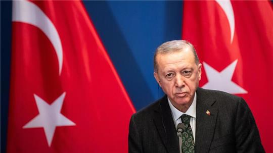 Gut zehn Monate nach seiner Wiederwahl gilt die Abstimmung als Stimmungstest für den Präsidenten und seine AKP: Recep Tayyip Erdogan.