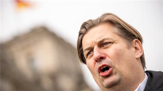 Gut zwei Wochen vor der Europawahl bricht die AfD-Spitze mit ihrem Spitzenkandidaten Maximilian Krah.