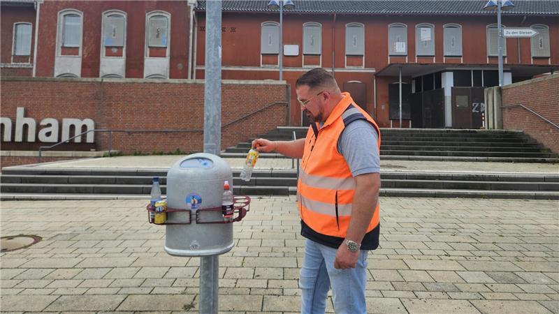 Bei Wind und Wetter auf der Suche: Wie Peter zum Pfandsammler wurde Gute Idee im Sinne der Sammler: Bauhofleiter Lars Steenken am neu installierten Pfandring auf dem Bahnhofsvorplatz in Nordenham.