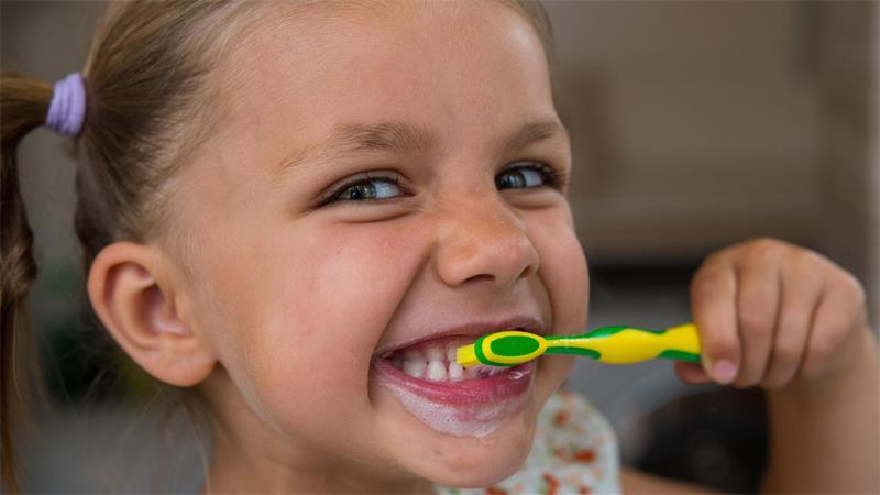 Gute Junior-Zahnpasta muss nicht teuer sein. Die günstigsten Zahncremes gehen mit der Note «sehr gut» aus dem «Öko-Test» hervor.