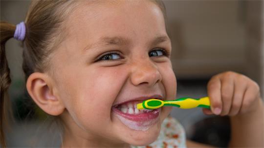 Gute Junior-Zahnpasta muss nicht teuer sein. Die günstigsten Zahncremes gehen mit der Note «sehr gut» aus dem «Öko-Test» hervor.