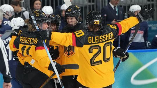 Gute Laune: Das DEB-Team um Kapitänin Daria Gleißner feiert Torschützin Laura Kluge nach dem 1:0.