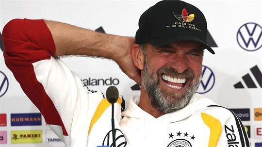 Gute Laune bei Jürgen Klopp. 