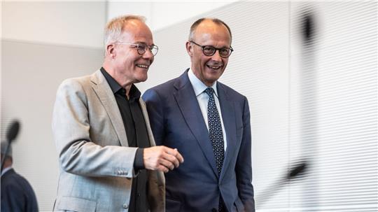Gute Laune bei SPD-Fraktionschef Miersch und Kanzler Merz, zumindest für diesen Tag.