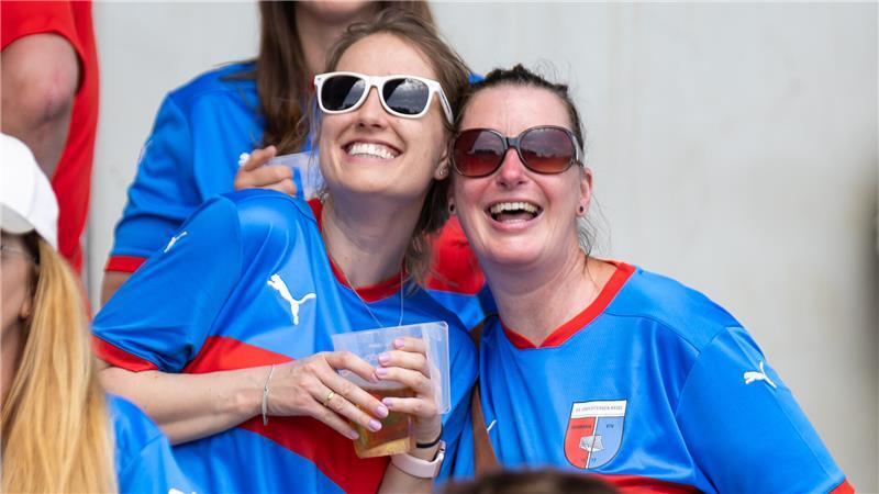 Frust und Enttäuschung bei D/A: Das Pokalfinale in Bildern Gute Laune bei den D/A-Fans.