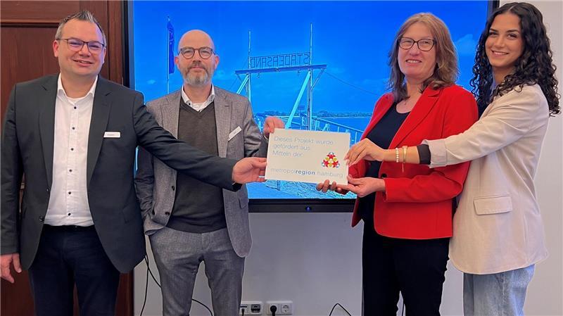 Anleger auf Stadersand ist ein Wrack - Stadt nimmt Kurs auf Neubau Gute Laune bei der Förderzusage durch die Metropolregion Hamburg (von links): Jan-Philip Kappler, Lars Kolk, Karin Beckmann und Elnaz Behnam.