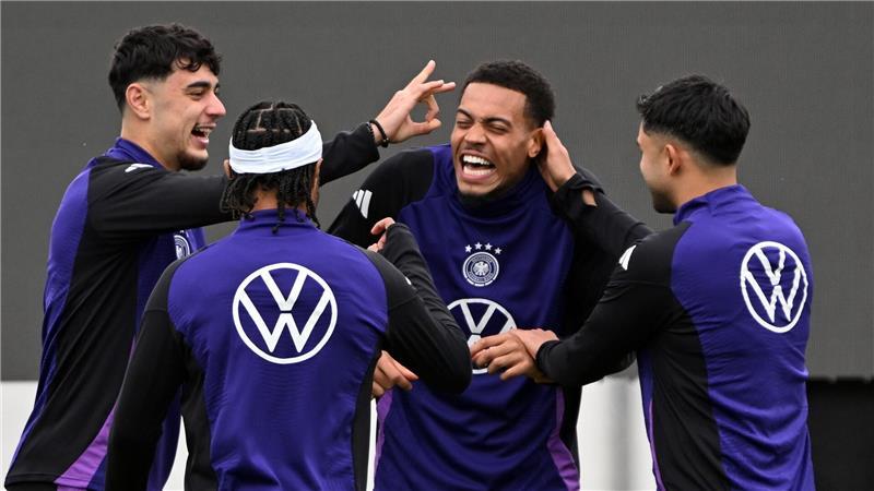 Jedes Tor zählt: Gegen Luxemburg muss es rappeln Gute Laune beim Abschlusstraining mit dem Bayern-Duo Aleksandar Pavlovic, Serge Gnabry, Dortmunds Felix Nmecha und dem Mainzer Nadiem Amiri (v.l.).
