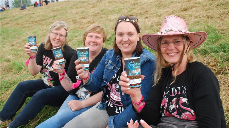 Das letzte Elbstrandfestival auf Krautsand: Mega-Party mit 3500 Fans Gute Laune beim Elbstrandfestival: Maren, Nicole, Steffi und Nicki aus Himmelpforten am Elbdeich.