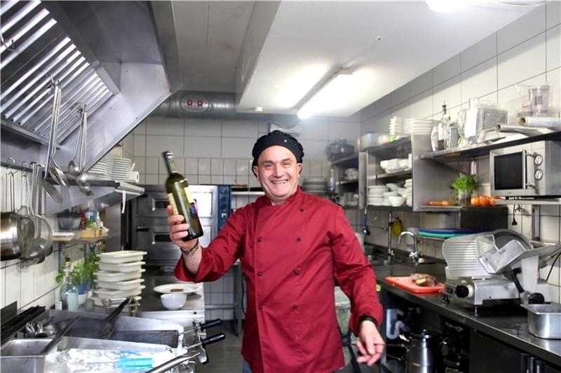 Gute Laune hat Antonio Baldetti in seiner Küche oft – und wenn es mal anders klingt, dann genießt er es auf jeden Fall, sein Temperament hier voll ausleben zu können. Foto: Richter