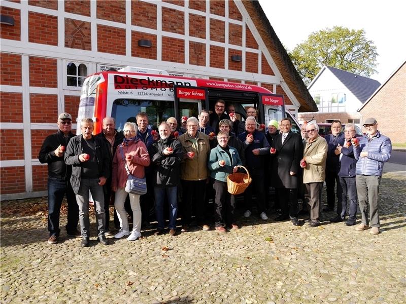 Gute Laune in Oldendorf: Der zweite Bürgerbus wurde offiziell in Betrieb genommen. Foto: Umland