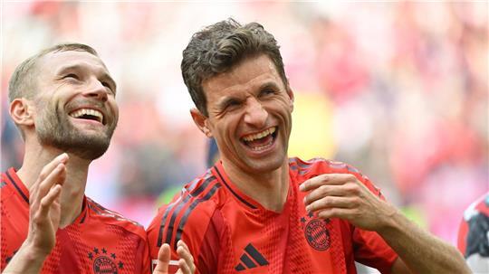 Gute Laune nach dem Sieg im 500. Bundesligaspiel: Thomas Müller (r) mit Konrad Laimer.