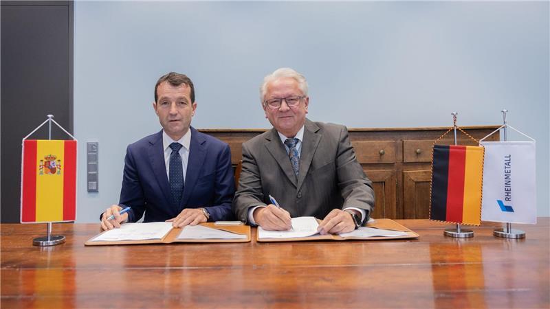 Gute Laune nach der Unterschrift.