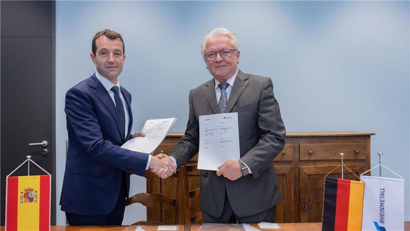 Gute Laune nach der Unterschrift: Indra-Chef Ángel Escribano und Rheinmetall-Chef Armin Papperger.