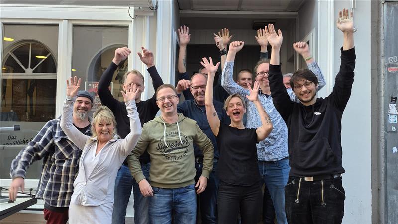 Gute Laune vor dem Apropos. Hier hat sich gerade die Genossenschaft gegründet, die die Stader Kultkneipe retten will.
