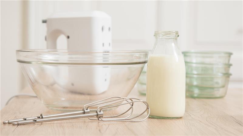 Gute Noten für Schlagsahne: Die meisten Produkte im Test überzeugen mit Geschmack und Schaumfestigkeit – auch einige pflanzliche Varianten schneiden gut ab.