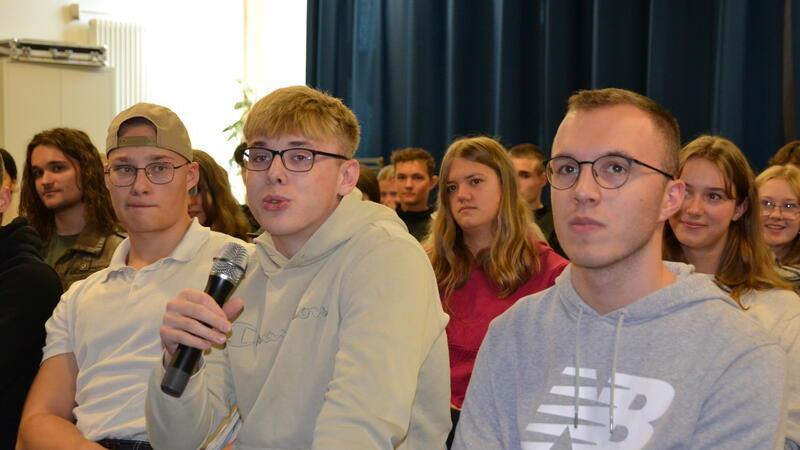 Was ist Diplomatie? Ehemaliger Botschafter zu Gast in Drochtersen Gute Noten von Collin Pehmüller (links), Thomas Behrmann und Deik Stüven: „Er hat das Gespräch mit uns gut geleitet und hat alles sehr verständlich erklärt.“