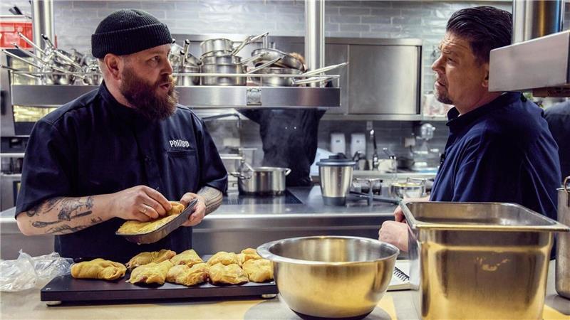 Gute Ratschläge: Noch heute pflegt Philipp Zitterbart (links) den Kontakt zu seinem Mentor Tim Mälzer.