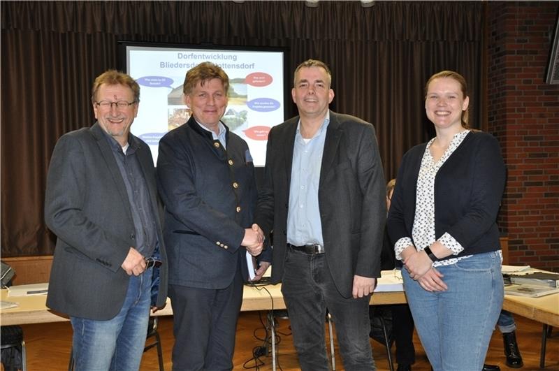 Gute Stimmung : Die Bürgermeister Dirk Heins (Mitte links) und Tobias Terne (Mitte rechts) mit den Planern.