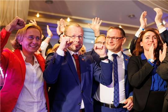 Gute Stimmung bei der AfD: Spitzenkandidat Stefan Marzischewski-Drewes (Mitte) jubelt mit der Bundestagsabgeordneten Beatrix von Storch und AfD-Chef Tino Chrupalla.