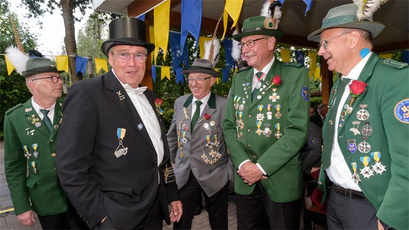 Zapfenstreich in Buxtehude: Das steckt hinter der Schützenfest-Tradition Gute Stimmung beim Versammeln vor dem Gildenhaus.