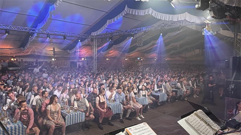 Gute Stimmung im Festzelt auf dem Revenaher Oktoberfest