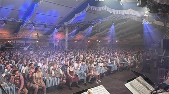 Gute Stimmung im Festzelt auf dem Revenaher Oktoberfest