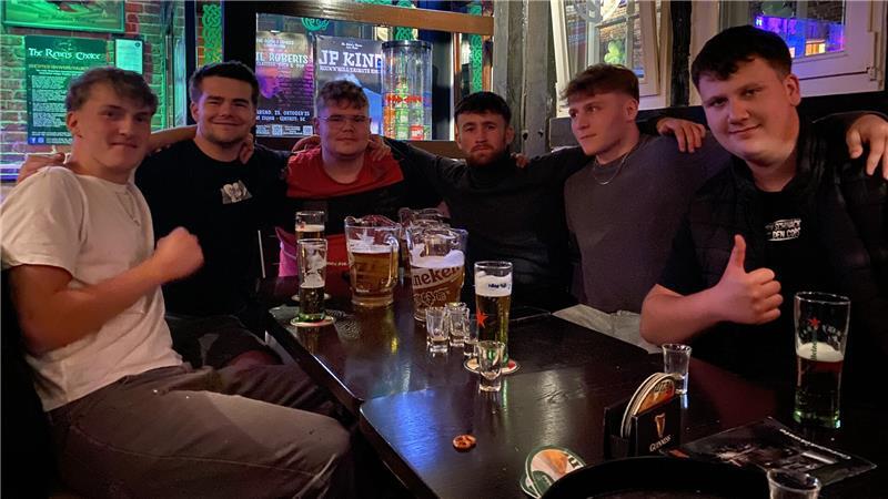 Auf Kneipentour in Buxtehude: Wenn der Abend anders endet als geplant Gute Stimmung im Pub mit der Altländer Gruppe Lennart, Levin, Maurice, Tjark, Fabian und Adrian.