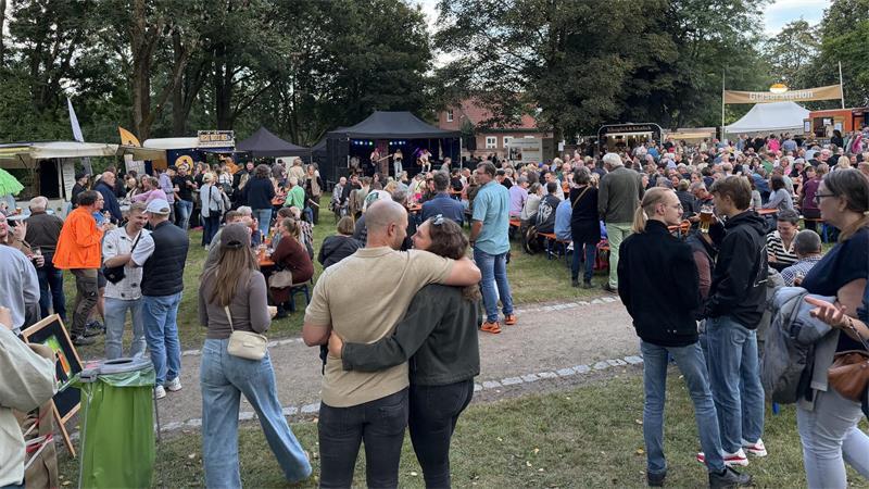 Gute Stimmung und volle Wiesen am Samstagabend beim Harsefelder Bierzauber.