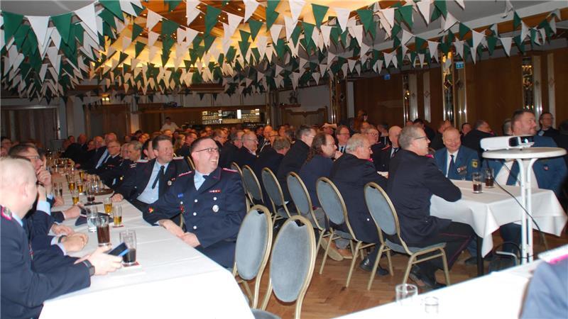Gute Stimmung und volles Haus: Feuerwehrkameradinnen und -kameraden der Samtgemeinde Apensen bei der Jahreshauptversammlung in Klindworths Gasthof in Sauenensiek.